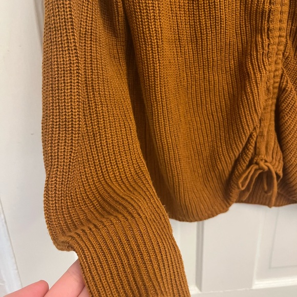 Center-Ruched V-Neck Sweater - Picture 4 of 5